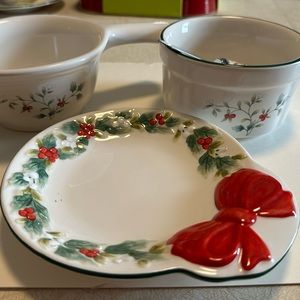 Pfaltzgraff winterberry set of three different serving dishes